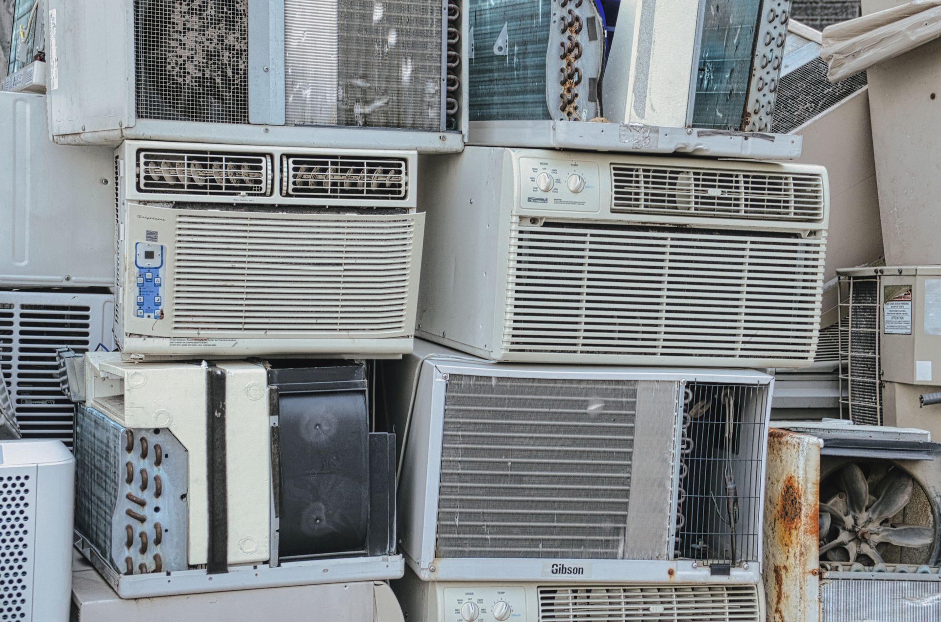 Aire acondicionado de ventana antiguo que necesita ser sustituido por un modelo eficiente