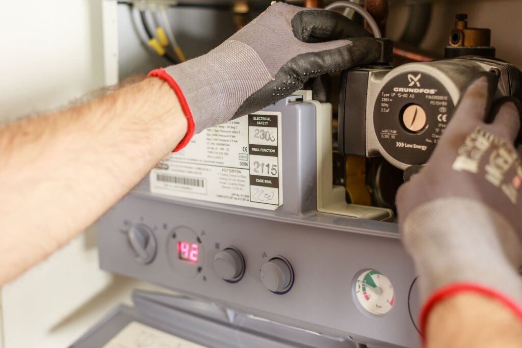 Técnico instalando termo eléctrico en Valencia