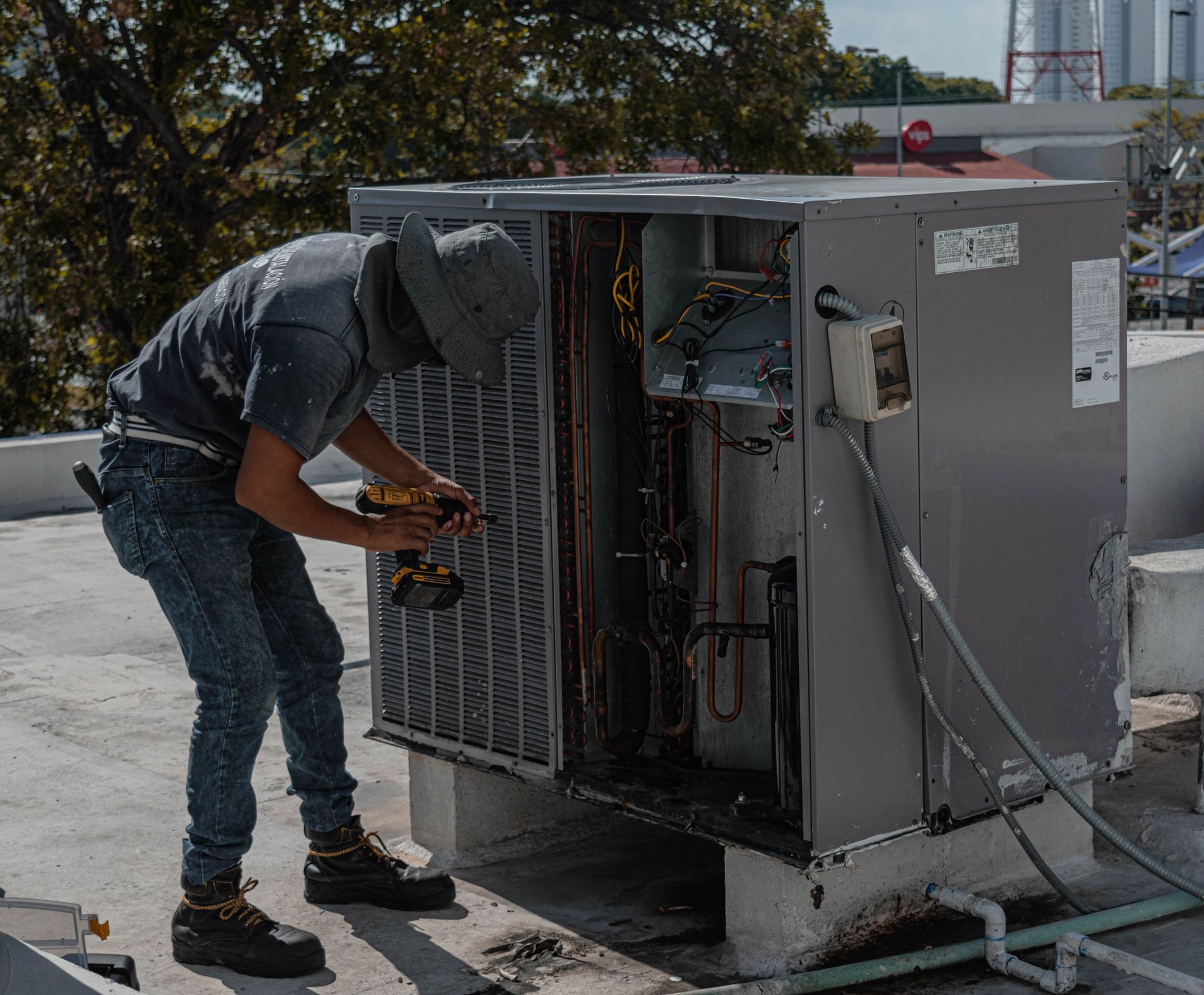 Técnico reparando una unidad interior de aire acondicionado split