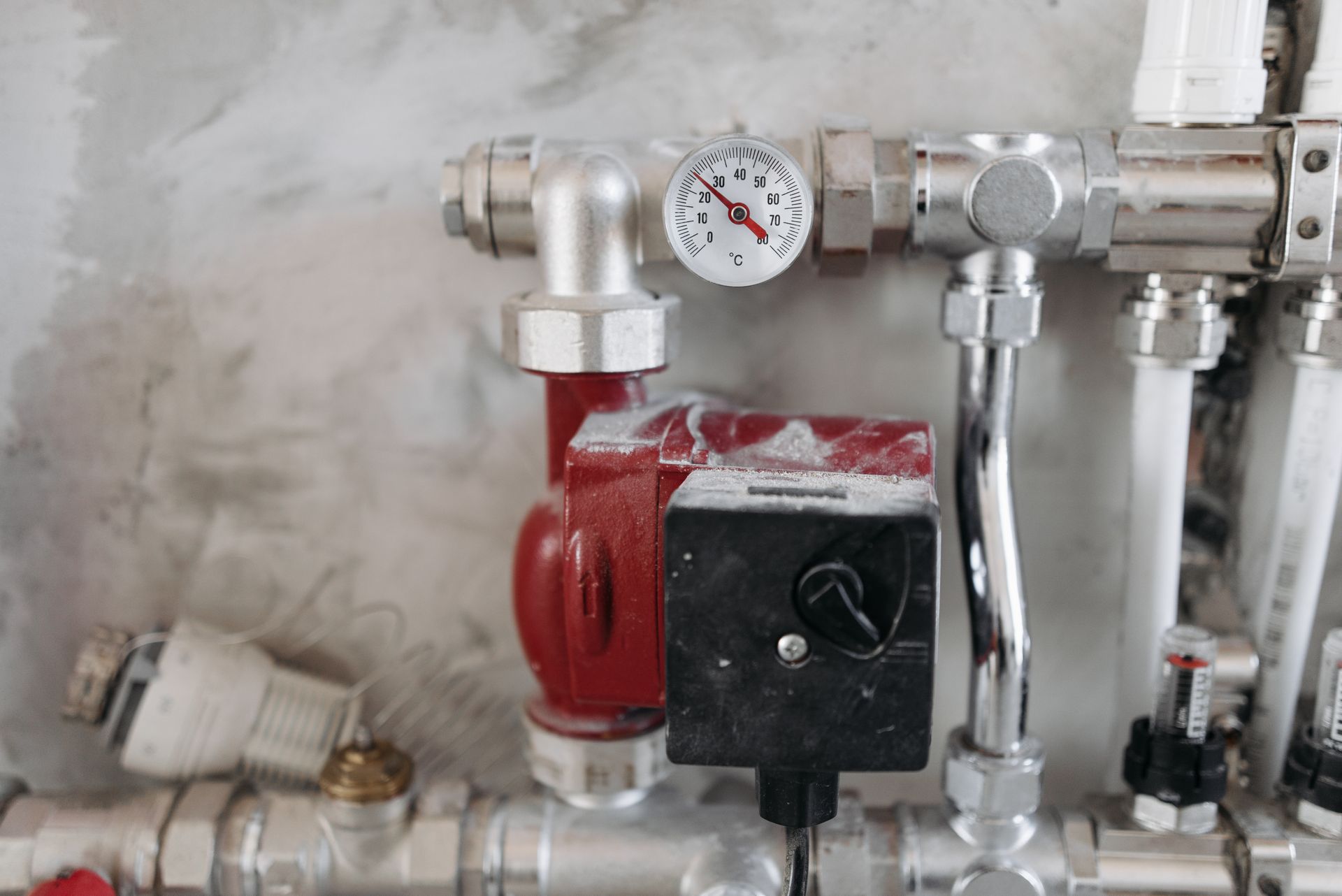 Tuberías y manómetro en una instalación de termo o sistema de calefacción
