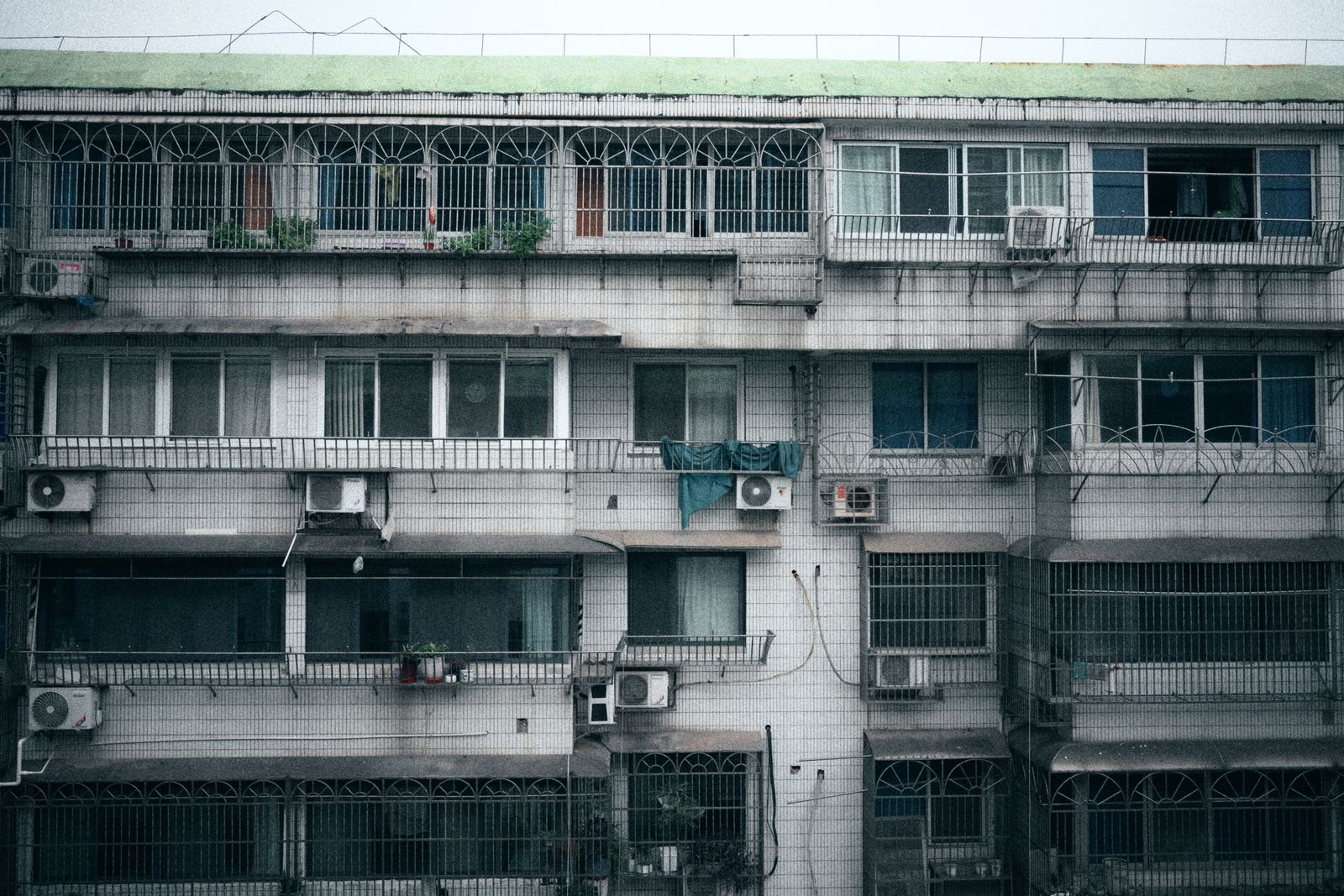 Edificio de viviendas con múltiples aparatos de aire acondicionado en la fachada