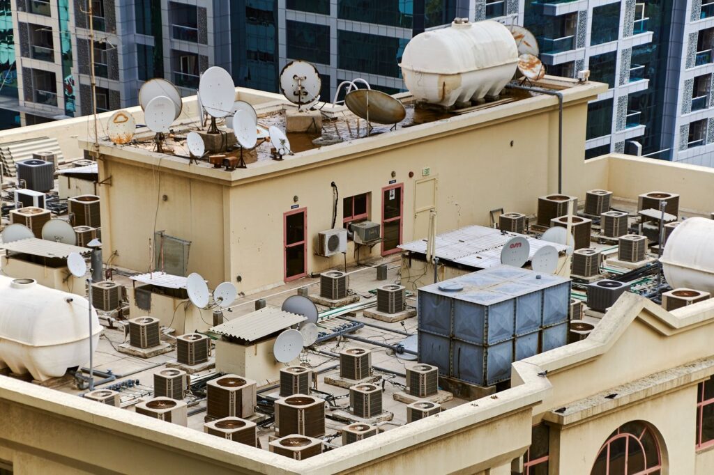 Equipos de climatización instalados en la cubierta de un edificio comercial