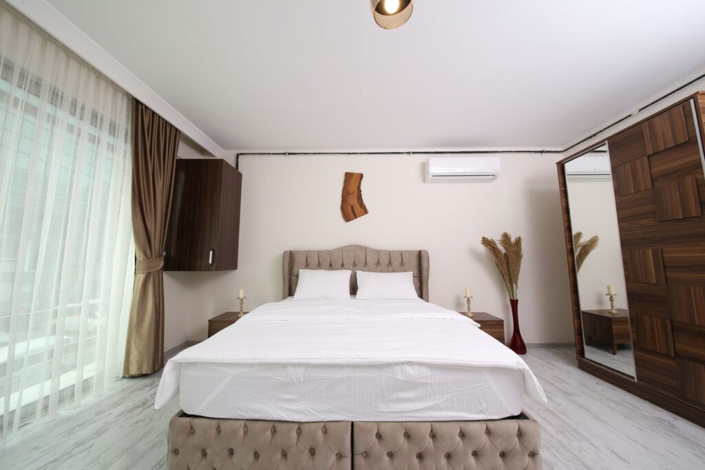 Unidad interior de aire acondicionado tipo split instalada en la pared de un dormitorio